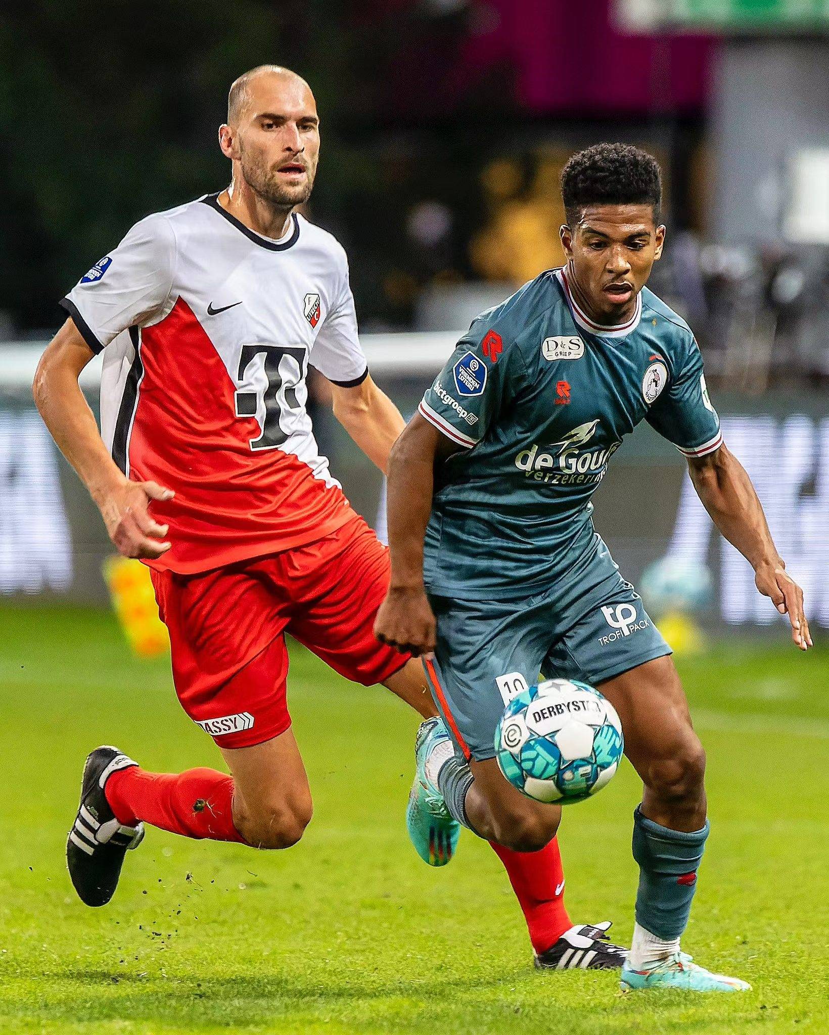 曼联仍以 曼联仍以